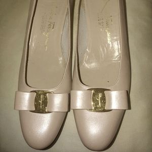 SALVATORE FERRAGAMO BLUSH PEARL CREAM VARA BOW PUMP SHOES 9.5 4A